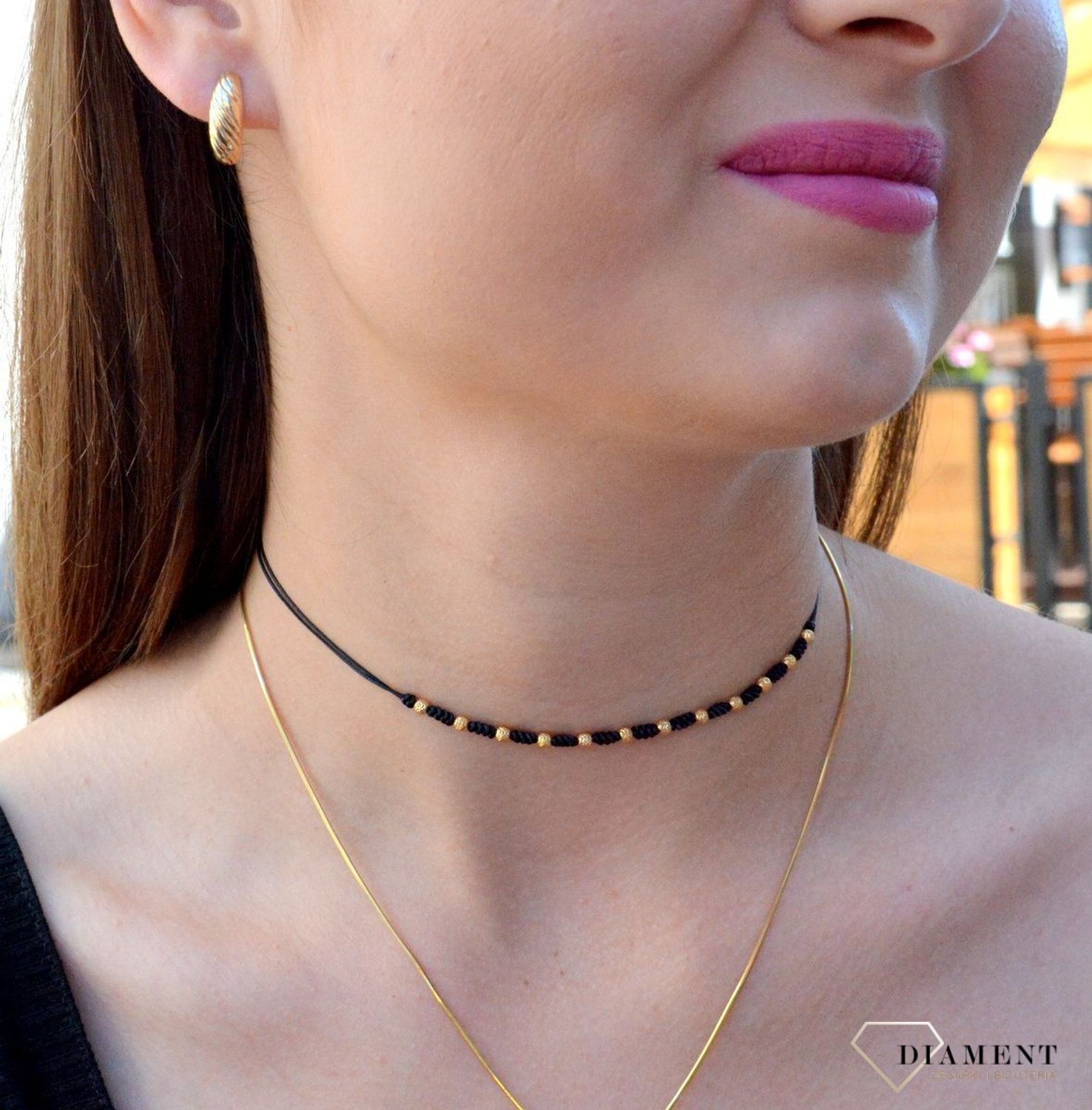 Złote kolczyki na angielskie zapięcie 333 'Uniwersalny wzór' KL 6881 333. Eleganckie, złote kolczyki grawerowane  wykonane z próby złota 333 o wadze około 1,40 g  wielkości 1,5 cm oraz szerokości 0,5 cm. Ich kształt jest uniwe.jpg